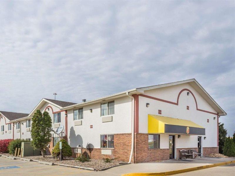 Super 8 By Wyndham Pontiac Hotel Exterior photo